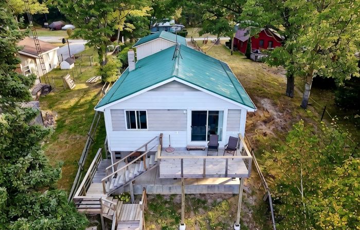 Cottage right on the AuSable River in charming Mio