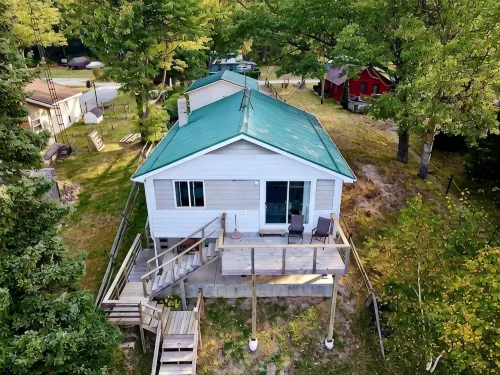 Cottage right on the AuSable River in charming Mio - 3-stjärniga