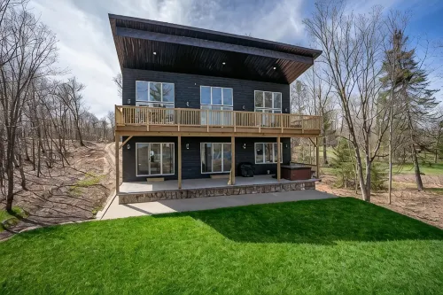 Escape to Chub Lake Retreat: Waterfront Luxury House in Carlton, Minnesota - 5つ星