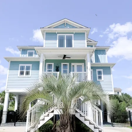 Garden City Pet friendly beach house! Golf car provided. 3 min ride to the beach