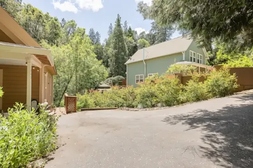 Private Master Bed/Bath with Separate Entrance and Porch. - Wifi