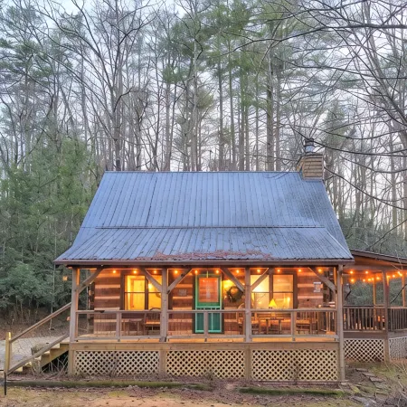 Private, Guest Favorite Cabin, Fire Pit, Close to Hiking and Downtown Clayton!