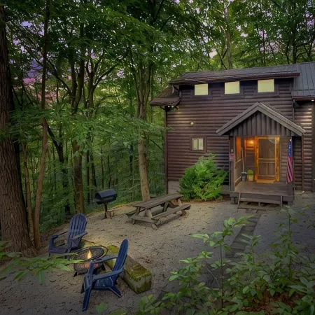 Cozy Couples Cabin! Hidden in the Woods of Hocking Hills!