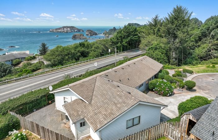 Easy Beach Access, Spacious Decks & Striking Ocean Views - Harris Beach Overlook