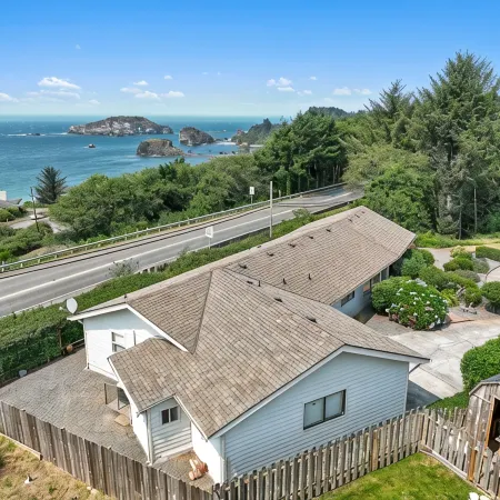 Easy Beach Access, Spacious Decks & Striking Ocean Views - Harris Beach Overlook