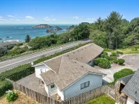 Easy Beach Access, Spacious Decks & Striking Ocean Views - Harris Beach Overlook - Wi-Fi