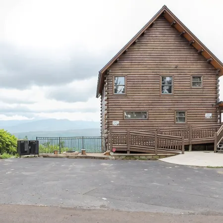 Luxury Retreat, Unobstructed Panoramic View, Central Location,Hot Tub, EV,Arcade