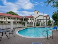 Super 8 by Wyndham Houston/Brookhollow NW カルバッハ・ブリューイング周辺のホテル