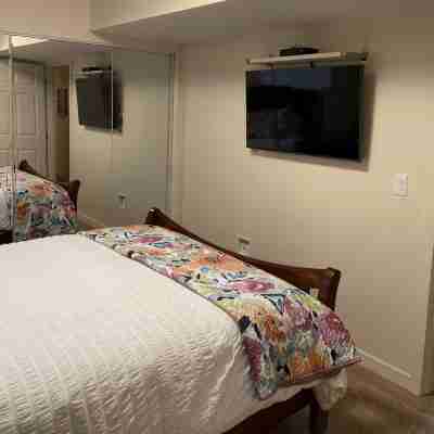 Bright Poolside 2 Bed, 2 Bath Walkout Basement Suite Rooms