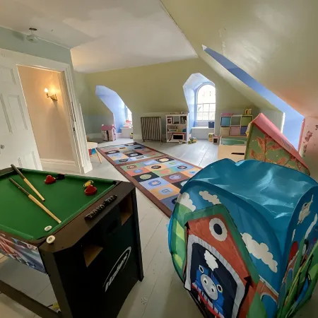 Beautiful, large, historic 6 bedroom home. Hotels in Oswego