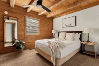 Lakeside Resort Cabin Steps to Table Rock Lake - Minutes to Sdc! - 샬레 호텔