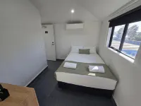 Microtel Lodge Hamilton - Hostel - Hostels
