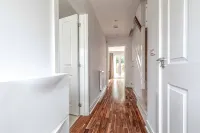 4-Bedroom Retreat in Slough - By Tempstay - 2-Star