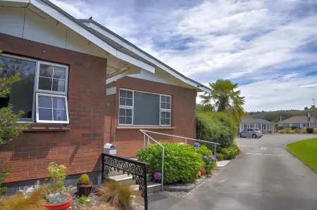 Colonial Lodge Motel