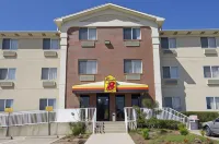Super 8 by Wyndham Denton فنادق في Denton County