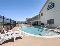 Days Inn & Suites by Wyndham Port Arthur