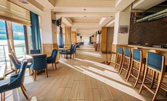 Golden Hills Hotel