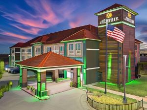 La Quinta Inn & Suites by Wyndham Alvarado