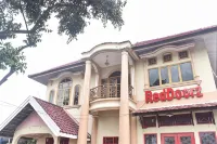 RedDoorz near Sultan Hasanuddin Airport 2 Hotel dekat TaqychanSaffron Turikale Maros