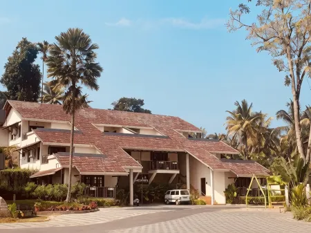 Holidays Garden Resort Отели рядом с достопримечательностью «Karappuzha dam view point»