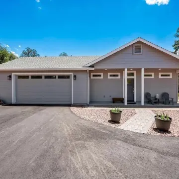 2 bedroom modern home in a private neighborhood10% weekly/15% monthly discount