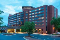 Four Points by Sheraton Richmond Отели рядом с достопримечательностью «Hovey Field»