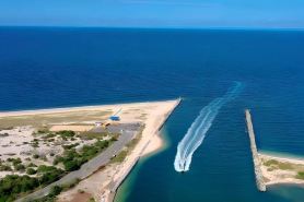 Modern farmhouse w/ heated pool, beach, horses and winery in heart of North Fork