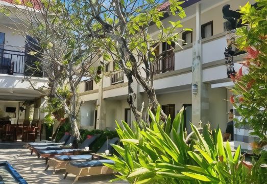 더 니치 발리의 시원하고 넓은 수영장 전경