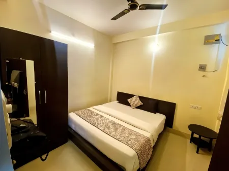 Sada Shiv Guest House ,3 Star Hotel Near Kashi Vishwanath Temple and Dashashwamedh Ghat with Parking Отели рядом с достопримечательностью «Sankat Mochan Hanuman Temple»