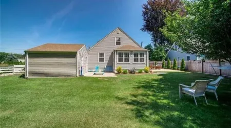 Charming home, easy access - everything Branford. Super Host with 5-Star Rating