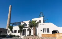 Scorpios Beach Hotel dekat Santorini Kite