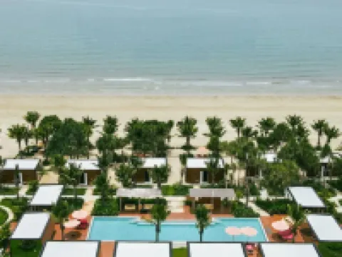 Mirror Mirror Hotel Cafe & Restaurant โรงแรมในอำเภอ แกลง