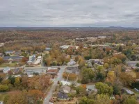 Haven at Hazel~Downtown Bungalow, cozy quarters for up to four, farmhouse chic. Hotele w: Demorest