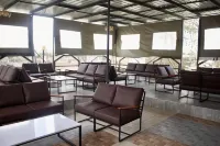 Crescent Resort And Conference Centre فنادق في Olooloitikosh