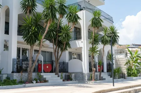 Adam & Eve Suites Отели рядом с достопримечательностью «Mango Beach»