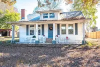 Granny's Place -  Historic Country Cottage- PET FRIENDLY! Hotels in Burke County