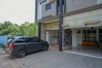 RedDoorz Syariah near Alun Alun Kajen
