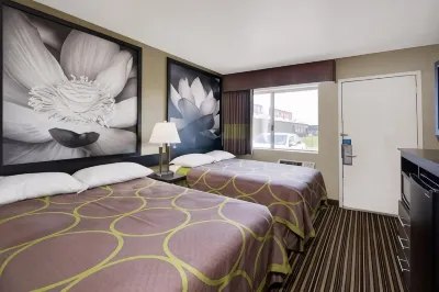 Super 8 by Wyndham Florence Hotels near Shang-gri-La @ Salon Concepts