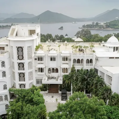 Hotel Hilltop Palace Hotels near Under the Sun Aquarium