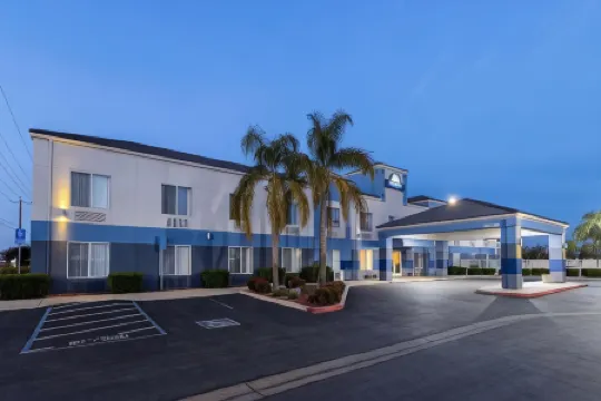 Days Inn by Wyndham Lathrop