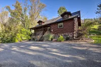 Rustic Dundee Log Cabin w/ Hot Tub & Forest Views! فنادق في وین ٹاؤن شپ