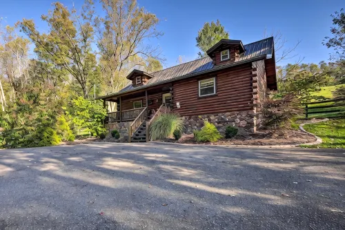 Rustic Dundee Log Cabin w/ Hot Tub & Forest Views! Hotel a Walnut Creek Township