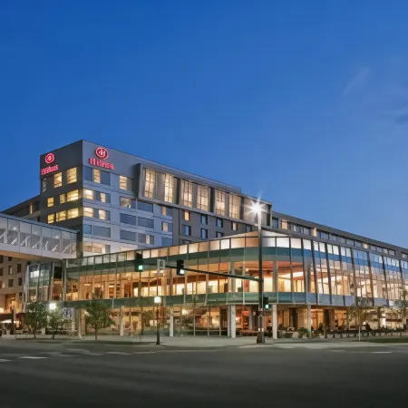 Hilton Omaha Отели рядом с Аэропорт Эпплей-Эйрфилд