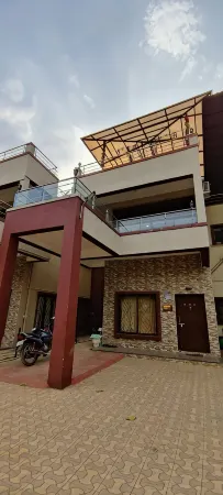 Sapphire Villa Luxury stay with 3 bedroom and rooftop sky Lounge