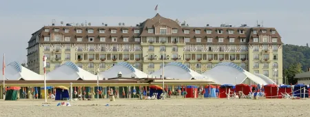 Lovely Traditional Manor new 2025 Pool (Group Up to 26x) Отели в г. Ла Бар-ан-Уш