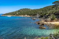 GIENS, T2 in owner's villa with swimming pool