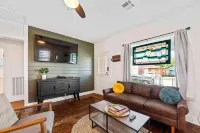 Neon Moon ...Spacious 5-bedroom house steps from Campus and Downtown Lafayette