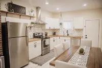 1G WiFi - Full Kitchen - 10M to Downtown - Bungalows