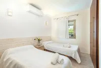 Apt. Franca, near the beach. 300 m, Pool, Wifi, A/C Terrasse and private garden