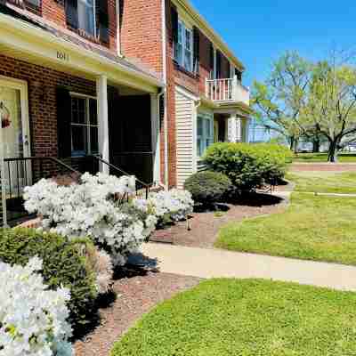 Cozy 2 Bedroom, 2.5 Bath across from Cambridge City Marina Hotel Exterior